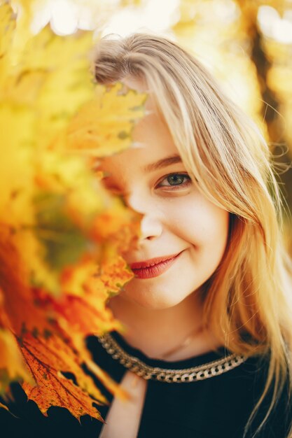 linda chica en un parque de otoño