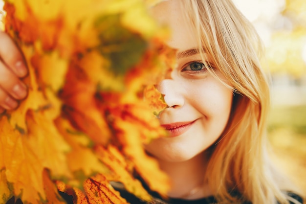 linda chica en un parque de otoño