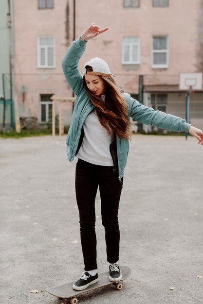 Linda chica patinadora y su patineta