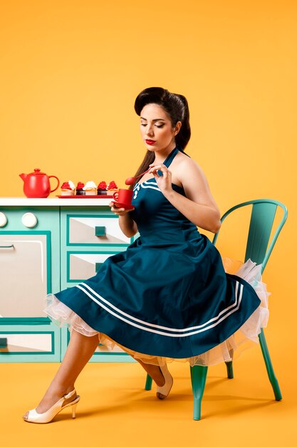 Linda chica pinup en la cocina