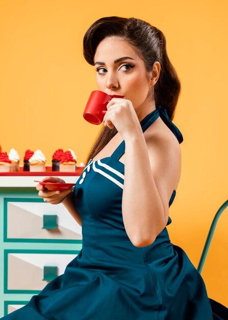 Linda chica pinup en la cocina