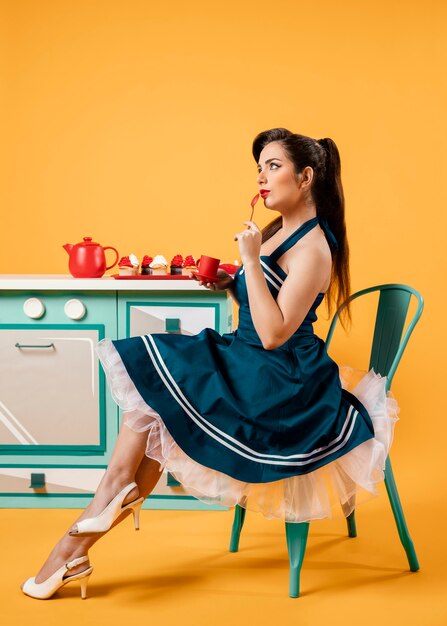 Linda chica pinup en la cocina