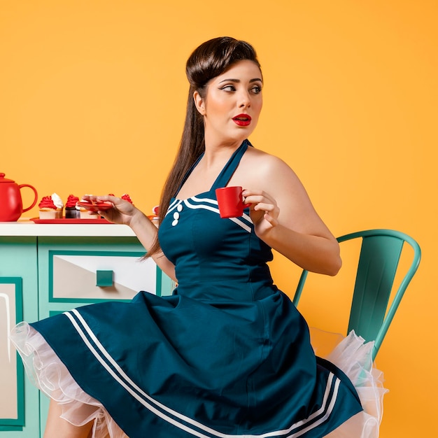 Linda chica pinup en la cocina