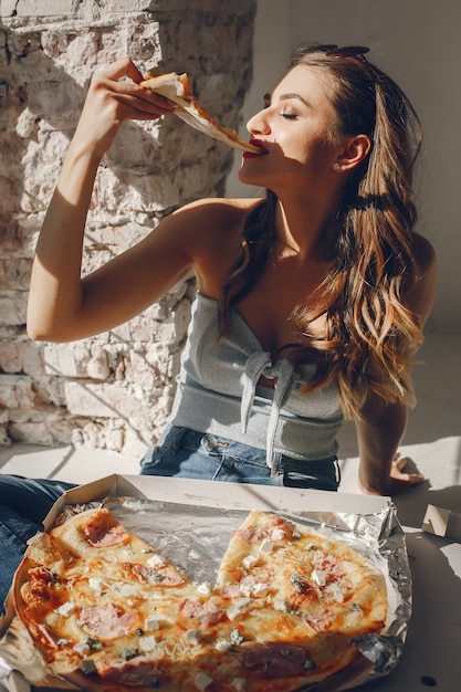 Foto gratuita linda chica con pizza