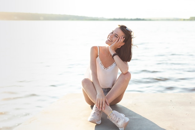 Foto gratuita linda chica posando en un día soleado