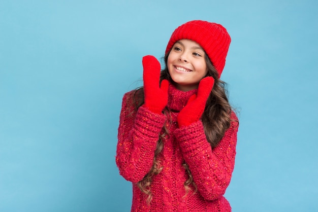 Linda chica en ropa de invierno rojo