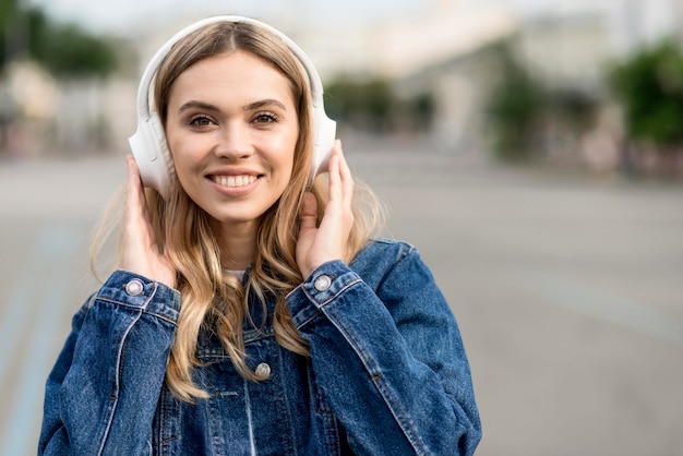 Foto gratuita linda chica rubia con auriculares