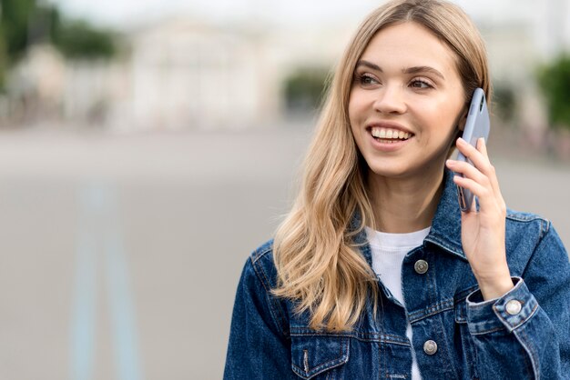 Linda chica rubia hablando por teléfono