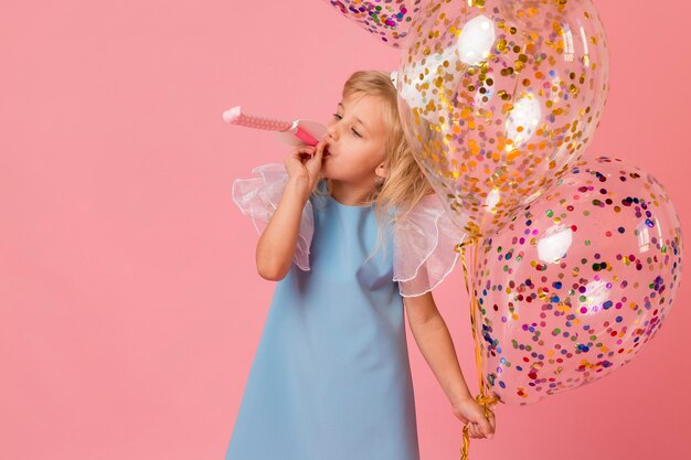 Linda chica en traje con globos