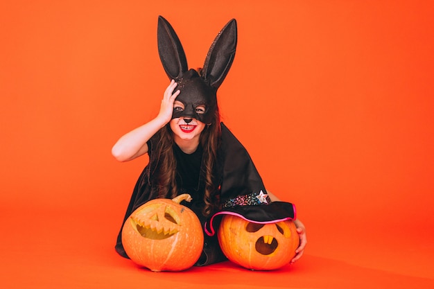 Foto gratuita linda chica vestida con traje de halloween en estudio