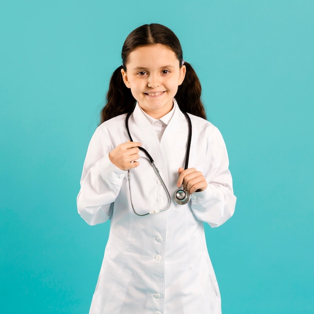 Linda chica vestida con uniforme médico