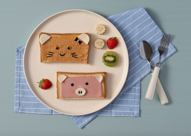 Linda comida para niños en un plato plano