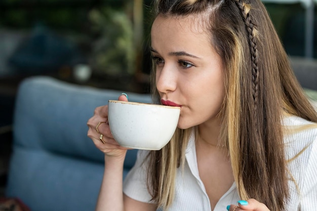 Linda dama tomando café en el restaurante