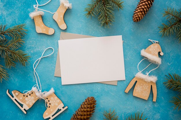 Linda decoración de invierno y hojas de pino espacio de copia