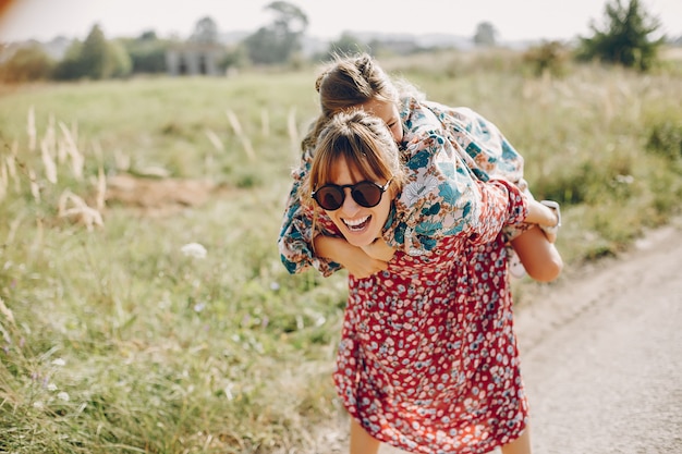 Linda y elegante familia en un campo de verano.