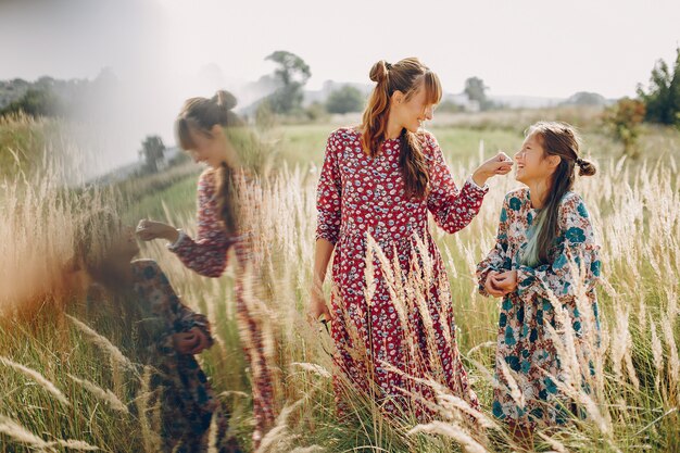 Linda y elegante familia en un campo de verano.