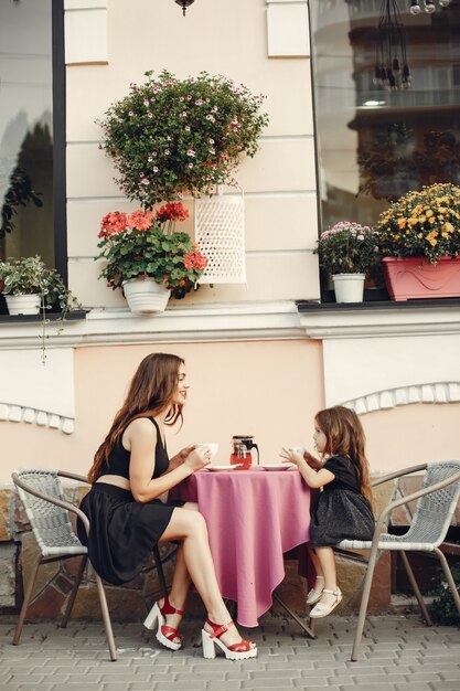 Foto gratuita linda y elegante familia en una ciudad de verano.