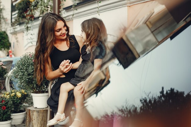 Linda y elegante familia en una ciudad de verano.