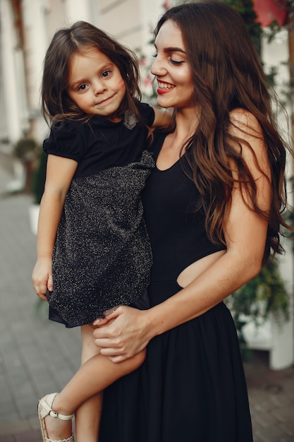 Linda y elegante familia en una ciudad de verano.