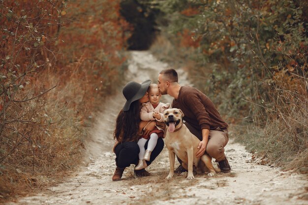 Linda y elegante familia jugando en un campo