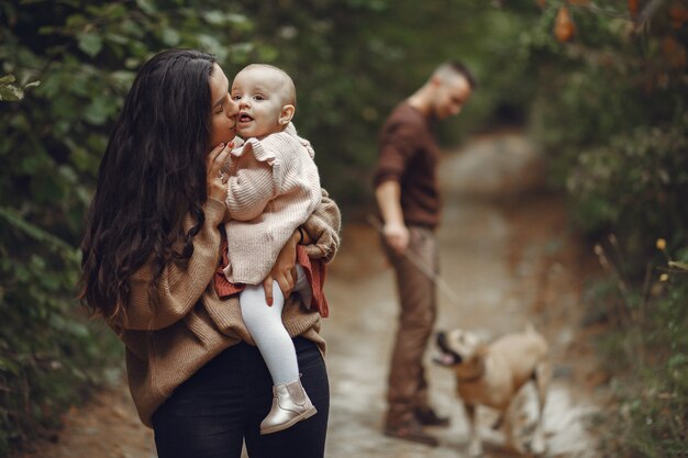 Linda y elegante familia jugando en un campo