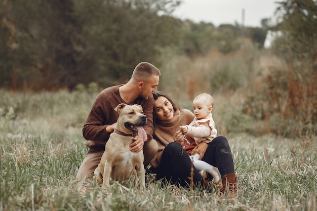 Linda y elegante familia jugando en un campo