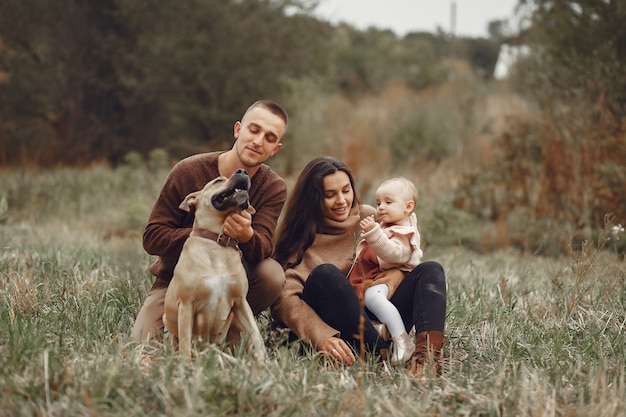 Linda y elegante familia jugando en un campo