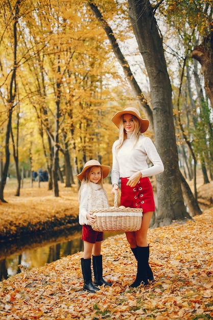 Linda y elegante familia en un parque de otoño