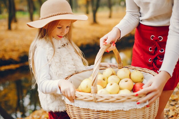 Linda y elegante familia en un parque de otoño