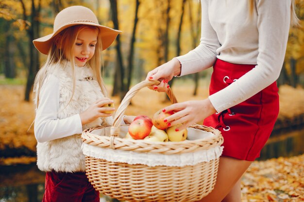 Linda y elegante familia en un parque de otoño