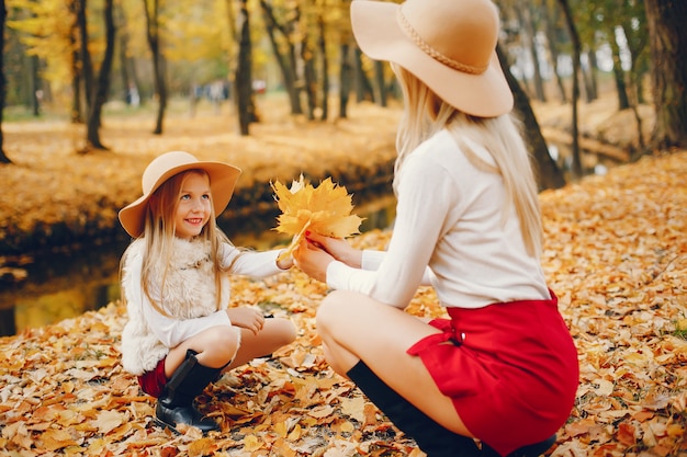 Linda y elegante familia en un parque de otoño