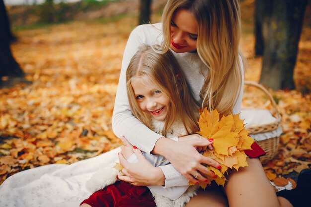 Linda y elegante familia en un parque de otoño