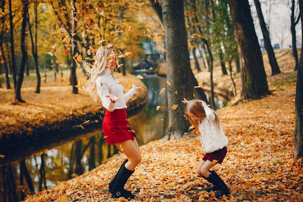 Linda y elegante familia en un parque de otoño