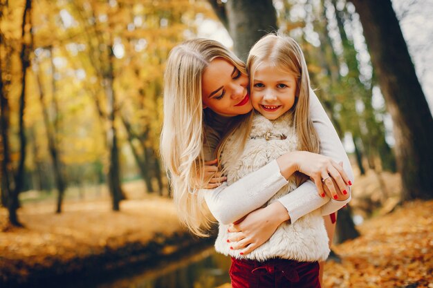 Linda y elegante familia en un parque de otoño