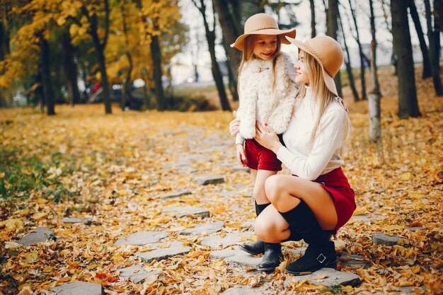 Linda y elegante familia en un parque de otoño