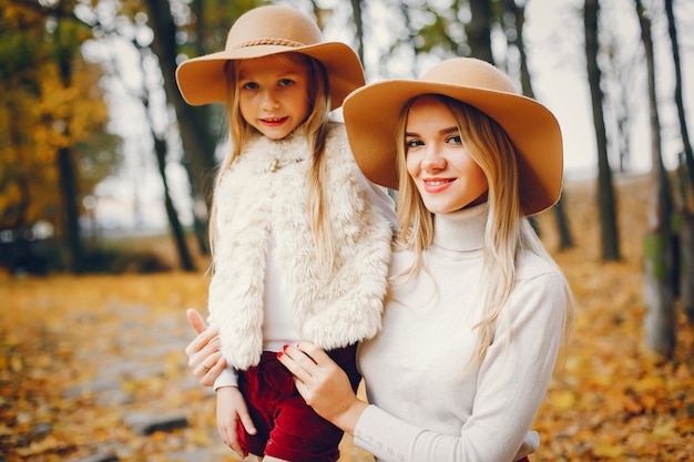 Linda y elegante familia en un parque de otoño