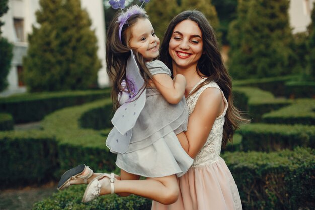 Linda y elegante familia en un parque de verano.