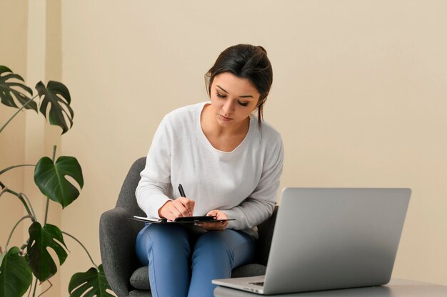 Linda empresaria tomando notas en un portapapeles