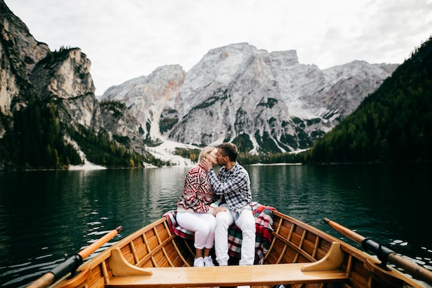 Linda, encantadora pareja en el río