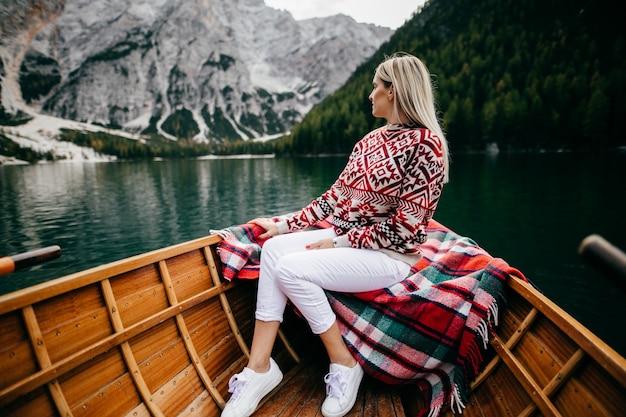 Linda, encantadora pareja en el río