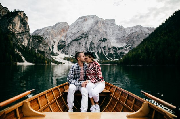 Linda, encantadora pareja en el río