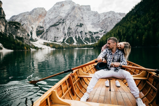 Linda, encantadora pareja en el río