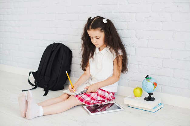 Linda escritura de niña alumno