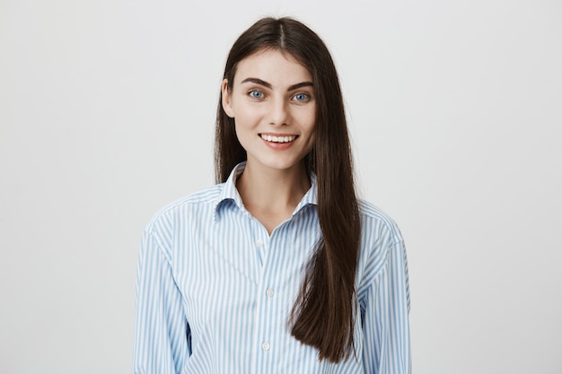 Linda estudiante sonriente en camisa casual