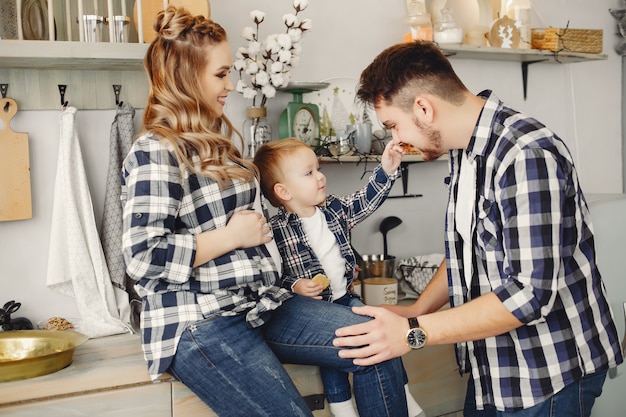 Linda familia divertirse en la cocina