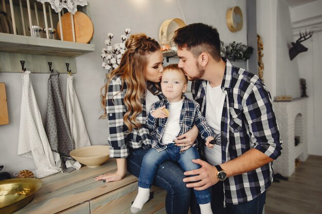 Linda familia divertirse en la cocina