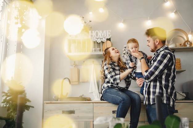 Linda familia divertirse en la cocina