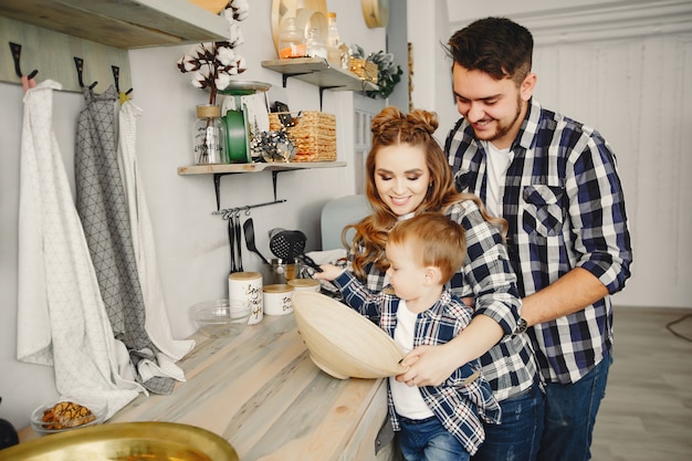 Foto gratuita linda familia divertirse en la cocina