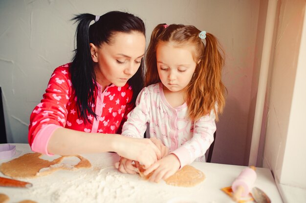 Linda familia divertirse en la cocina