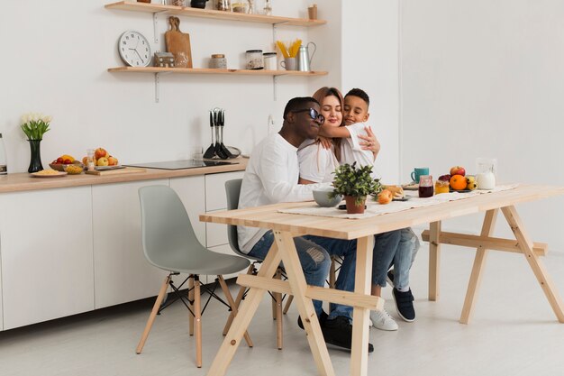 Linda familia estar cerca en la cocina